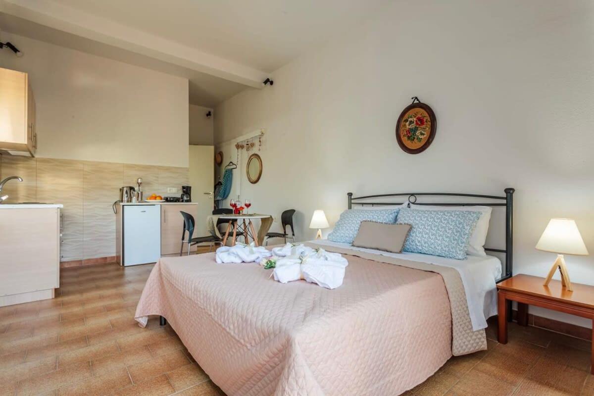 Summer Rose Garden Getaway - A Step To The Beach Kalamata Exterior foto