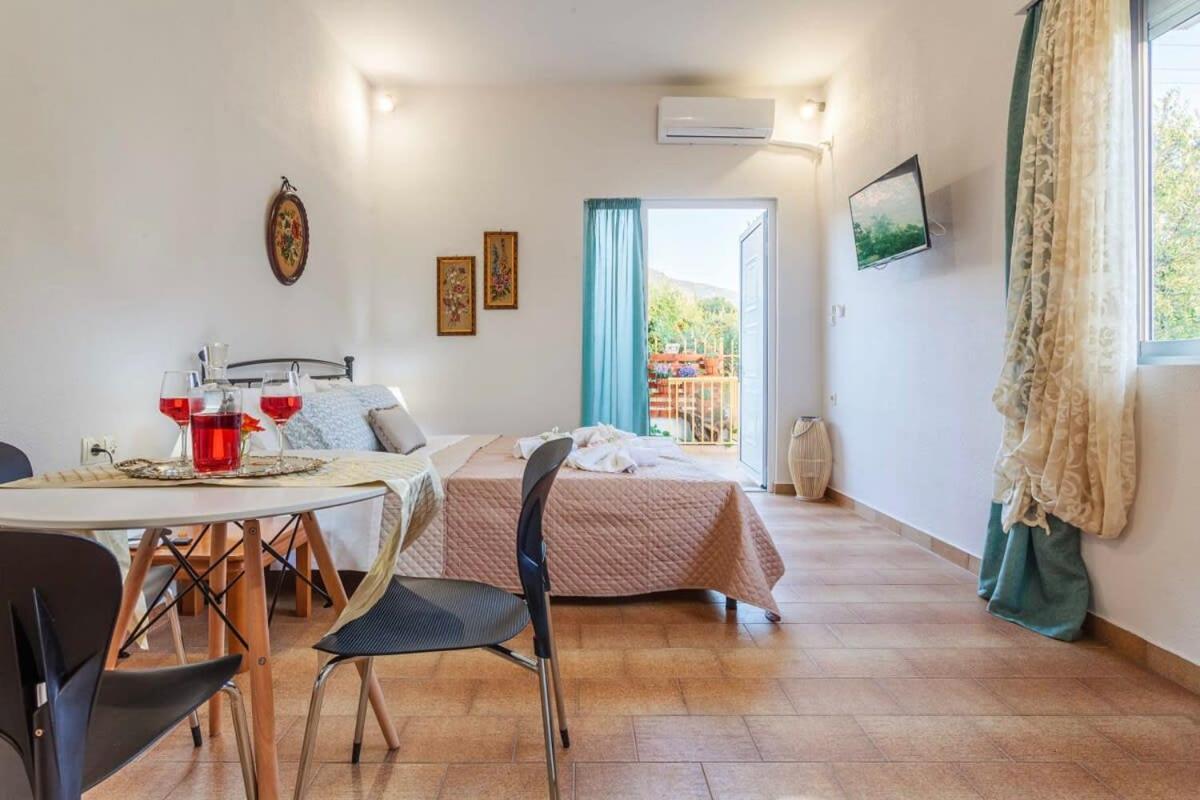 Summer Rose Garden Getaway - A Step To The Beach Kalamata Exterior foto