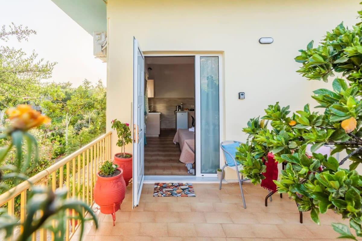 Summer Rose Garden Getaway - A Step To The Beach Kalamata Exterior foto
