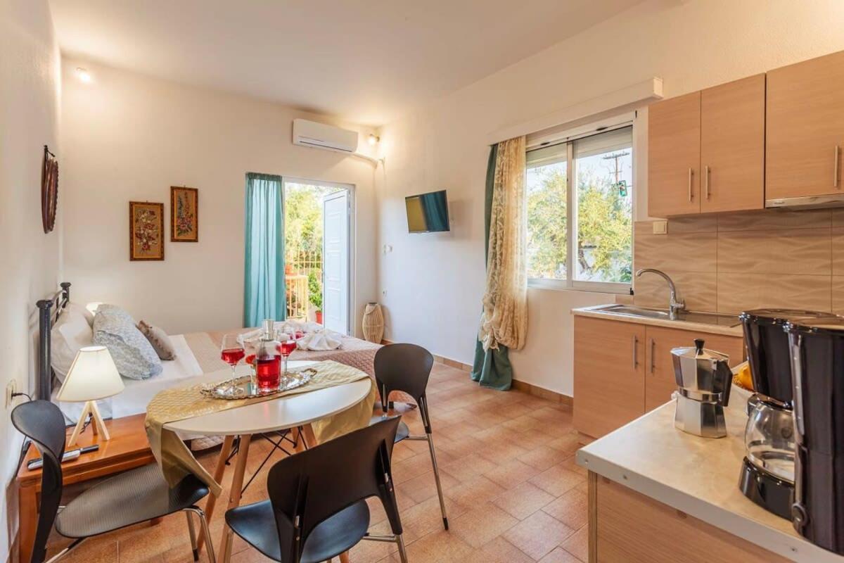 Summer Rose Garden Getaway - A Step To The Beach Kalamata Exterior foto
